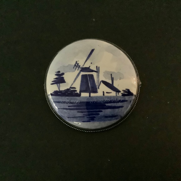 Vintage Delft Blue Porcelain Button Brooch with a Hand-Painted Windmill Scene. - Picture 3 of 7